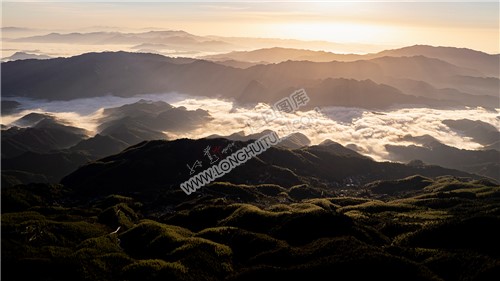 白马山下木瓜山的云海