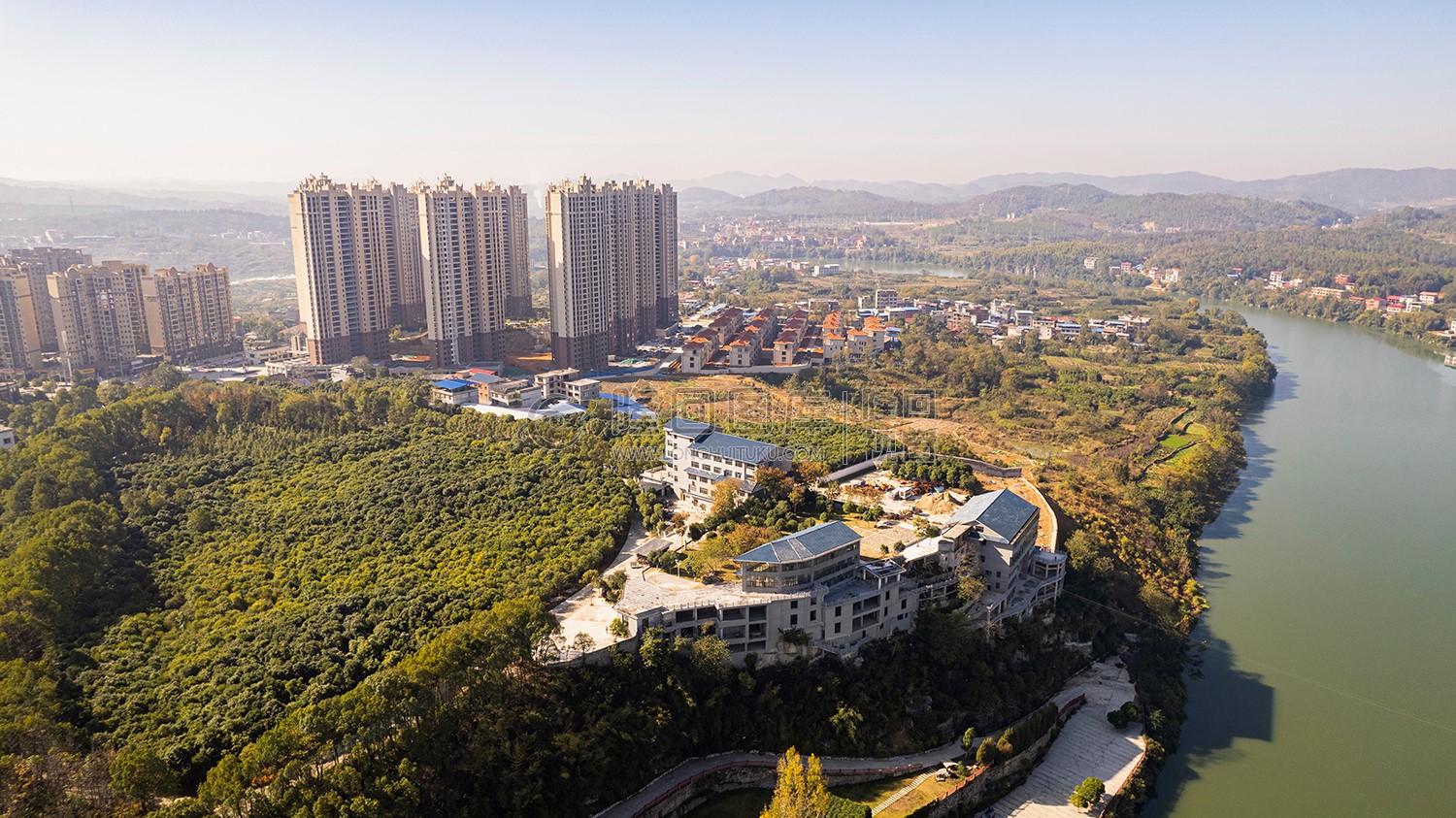 隆回方大公园湖湘学校