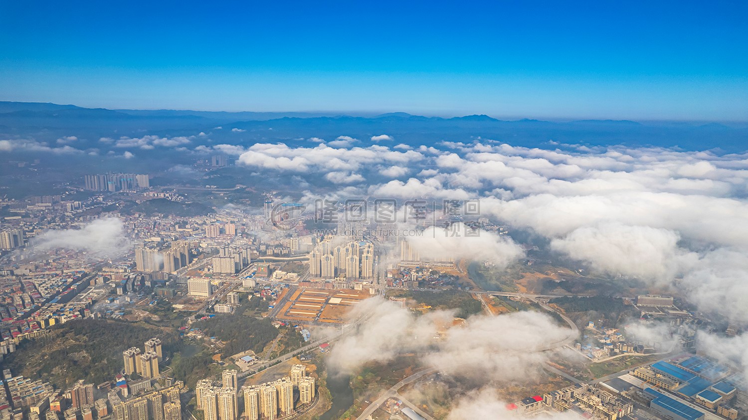 隆回付龙江上空