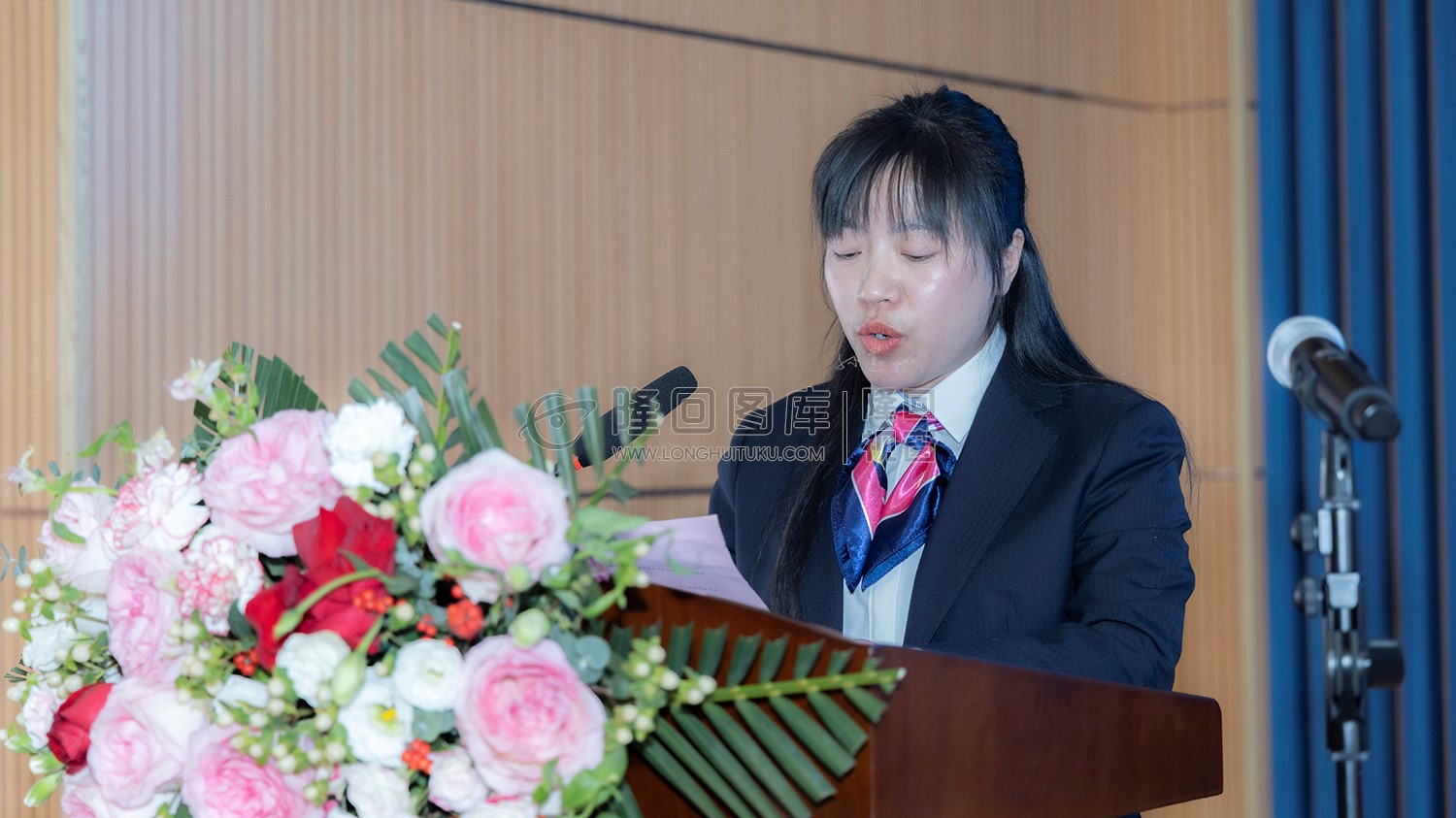 教师代表周芳发言