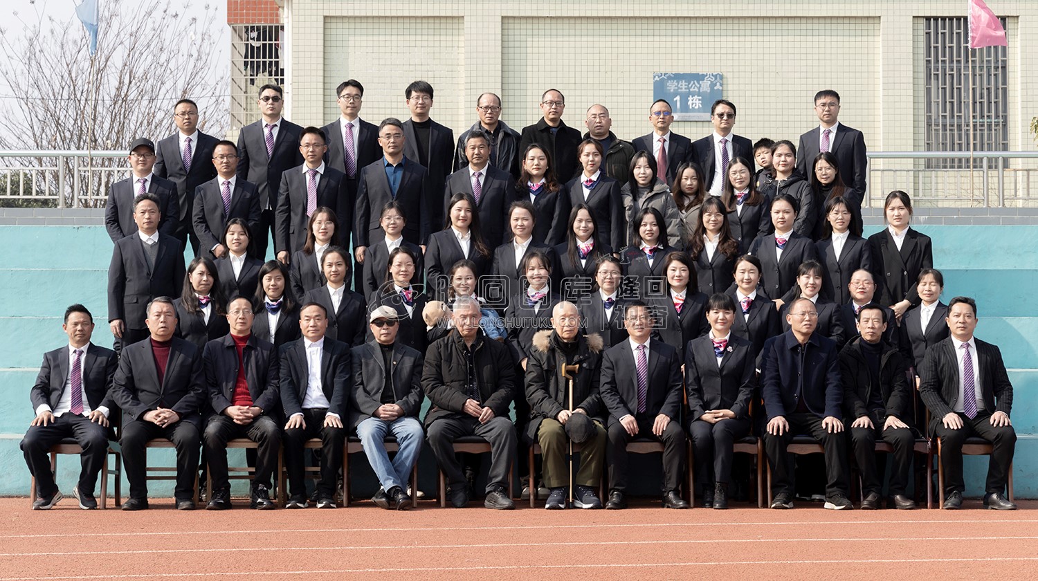 商贸旅游系教师合影