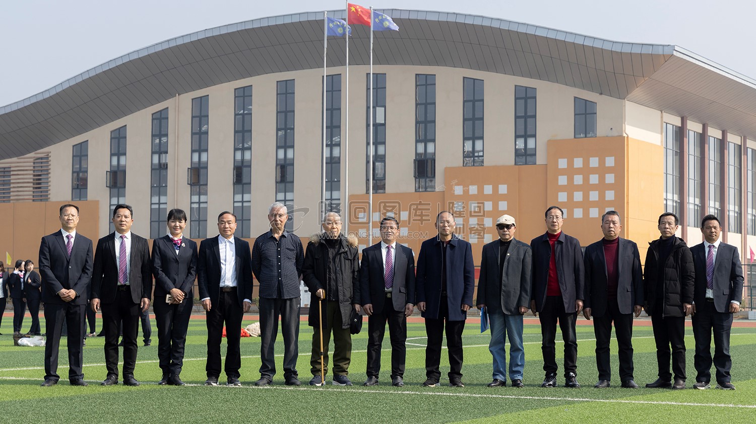 学校领导与历届校长合影