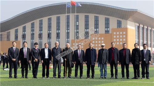 学校领导与历届校长合影