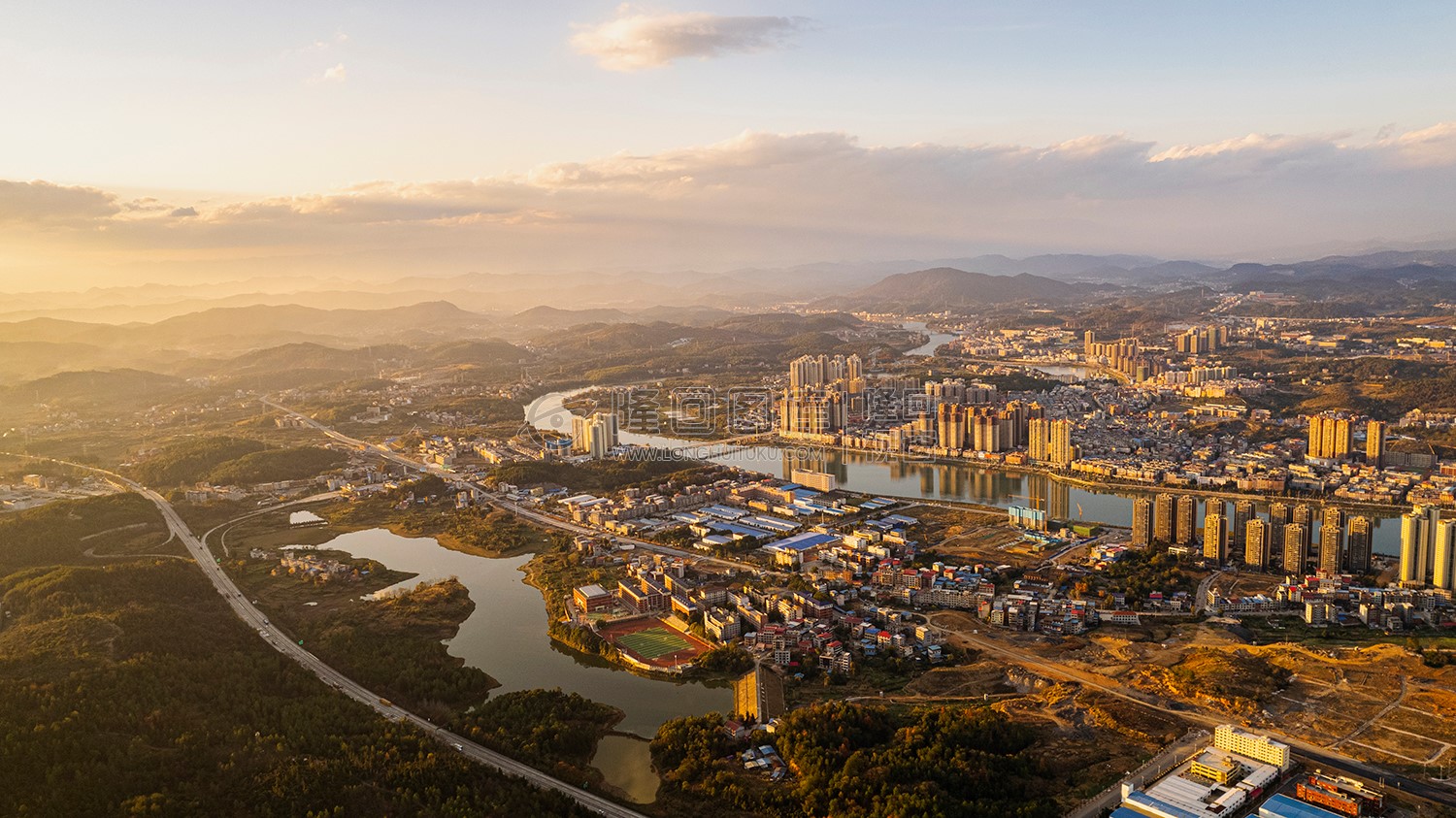 隆回县城冬日暖阳，光线通透