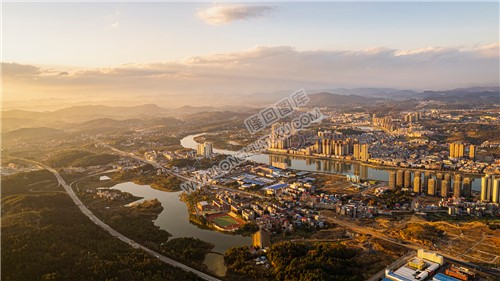 隆回县城冬日暖阳，光线通透