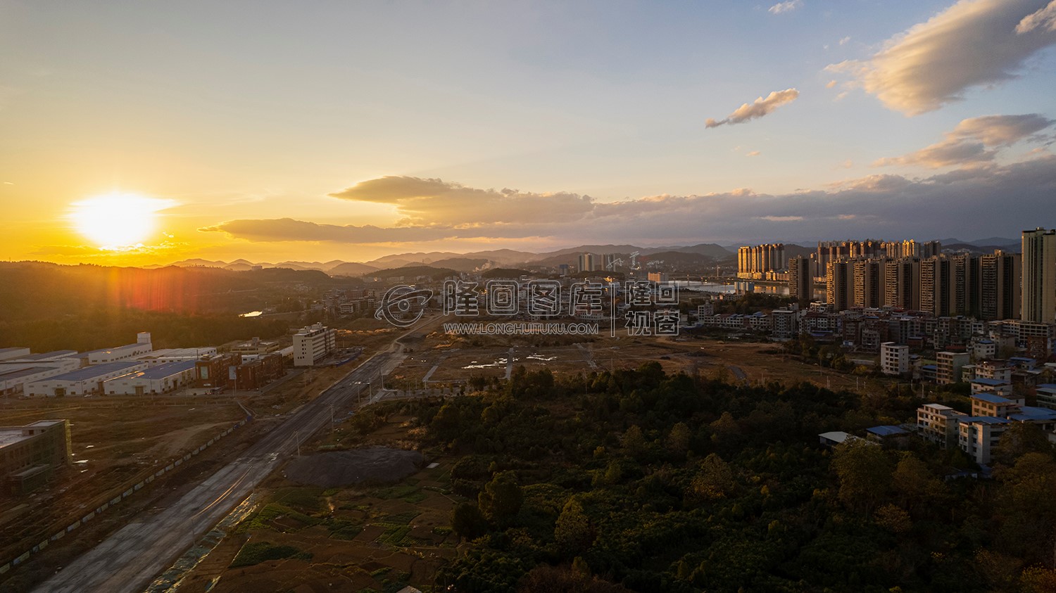 隆回县城冬日夕阳，光线通透