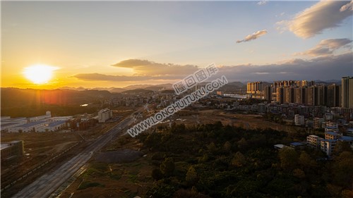 隆回县城冬日夕阳，光线通透