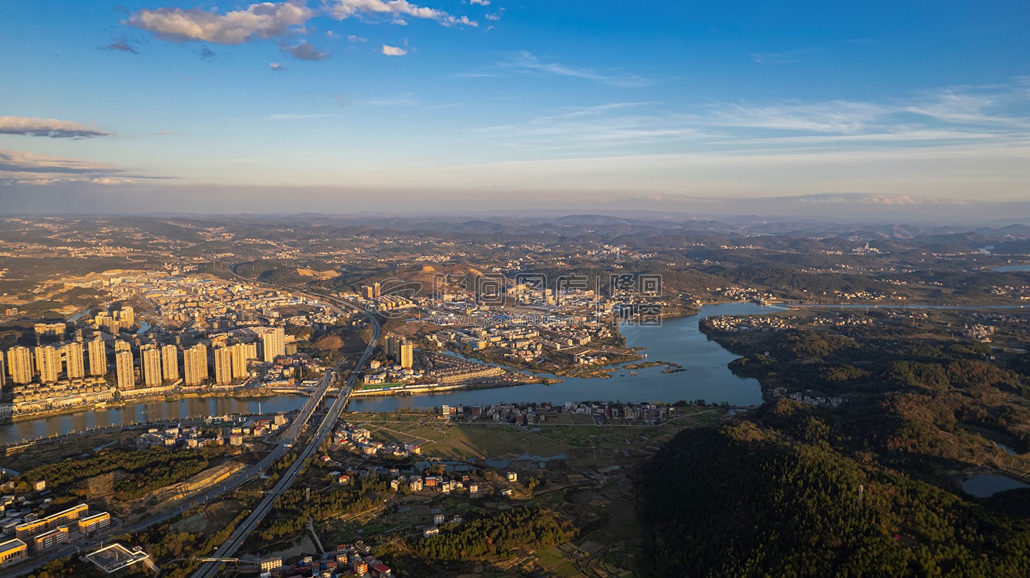 隆回县城冬日夕阳，光线通透