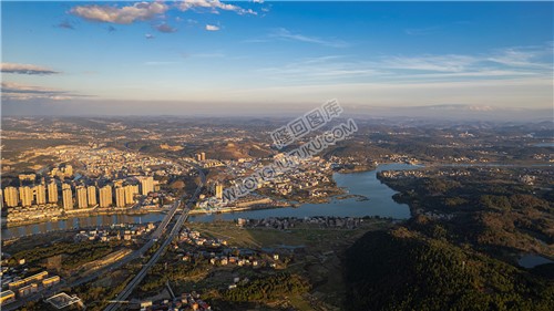 隆回县城冬日夕阳，光线通透