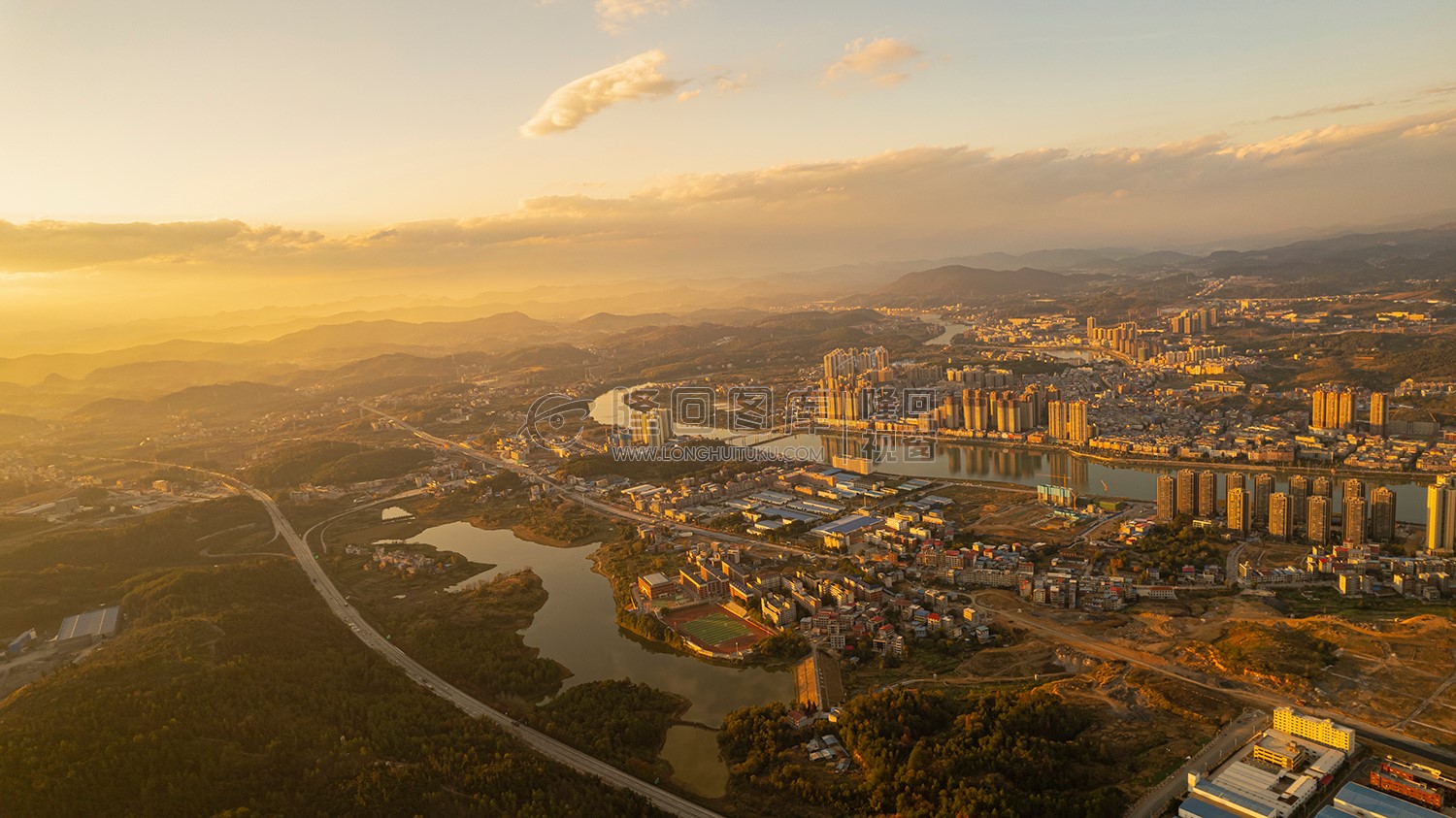 隆回县城冬日夕阳，光线通透