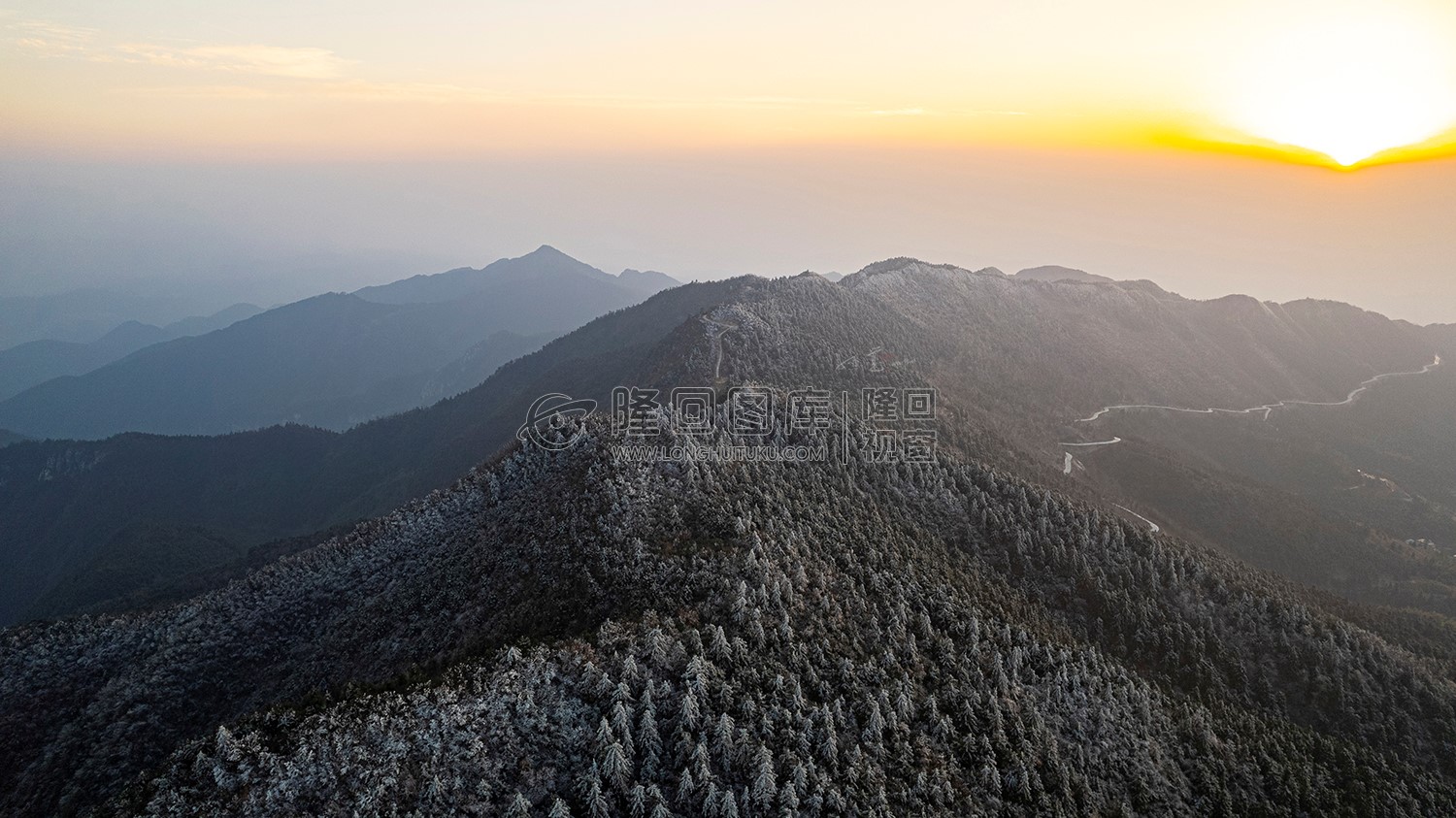 大东山冬山脊雪景