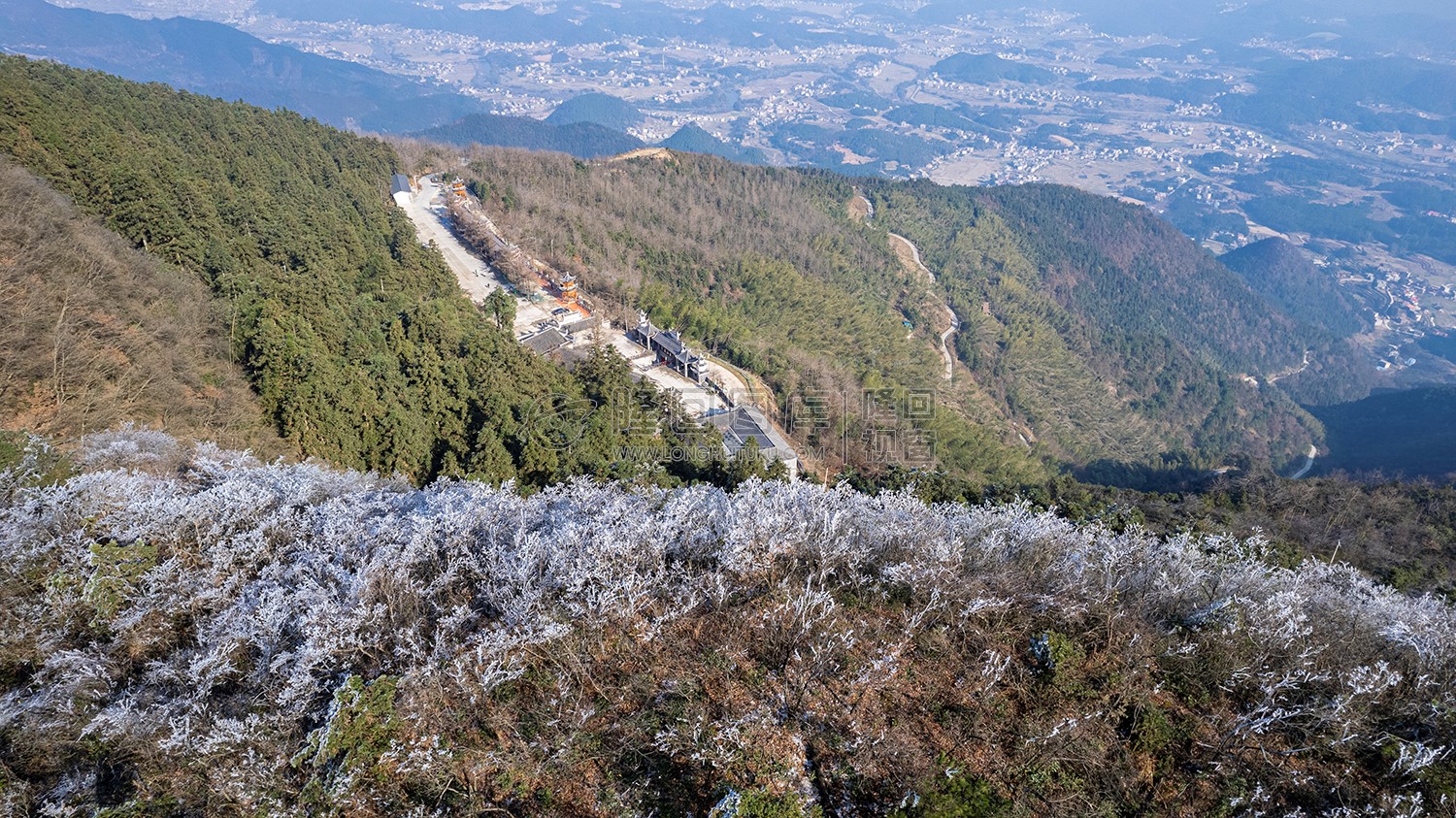 山脊下的东山禅院