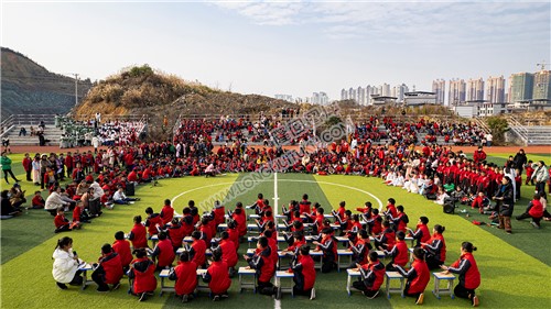 隆回芙蓉学校学生们在朗读