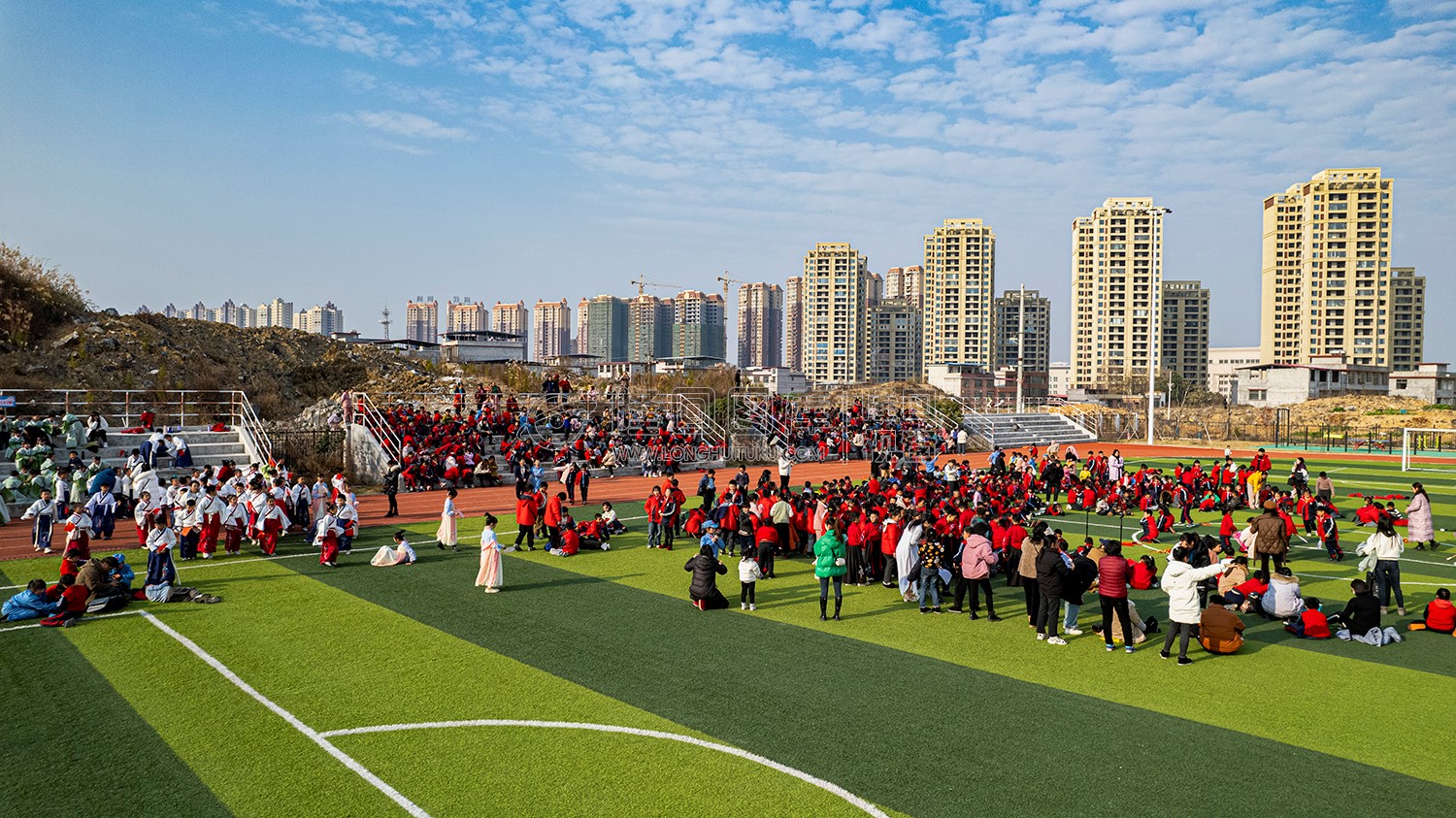 操场上的孩子们