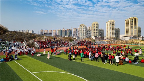 操场上的孩子们