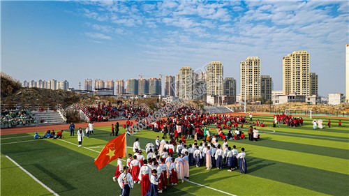 操场上的学生们在排练节目