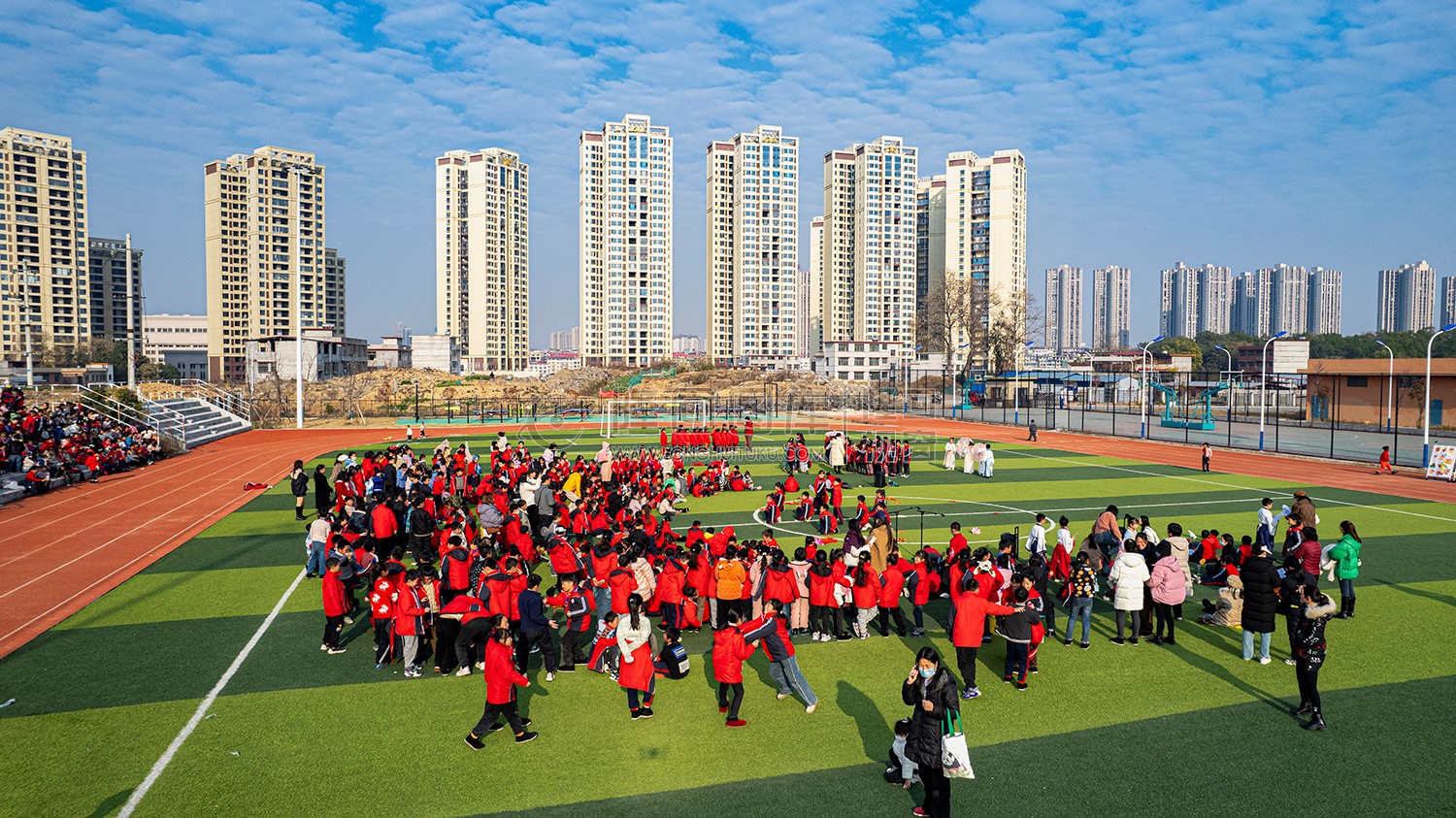 孩子们在观看节目