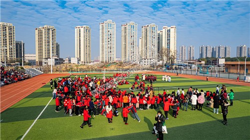 孩子们在观看节目