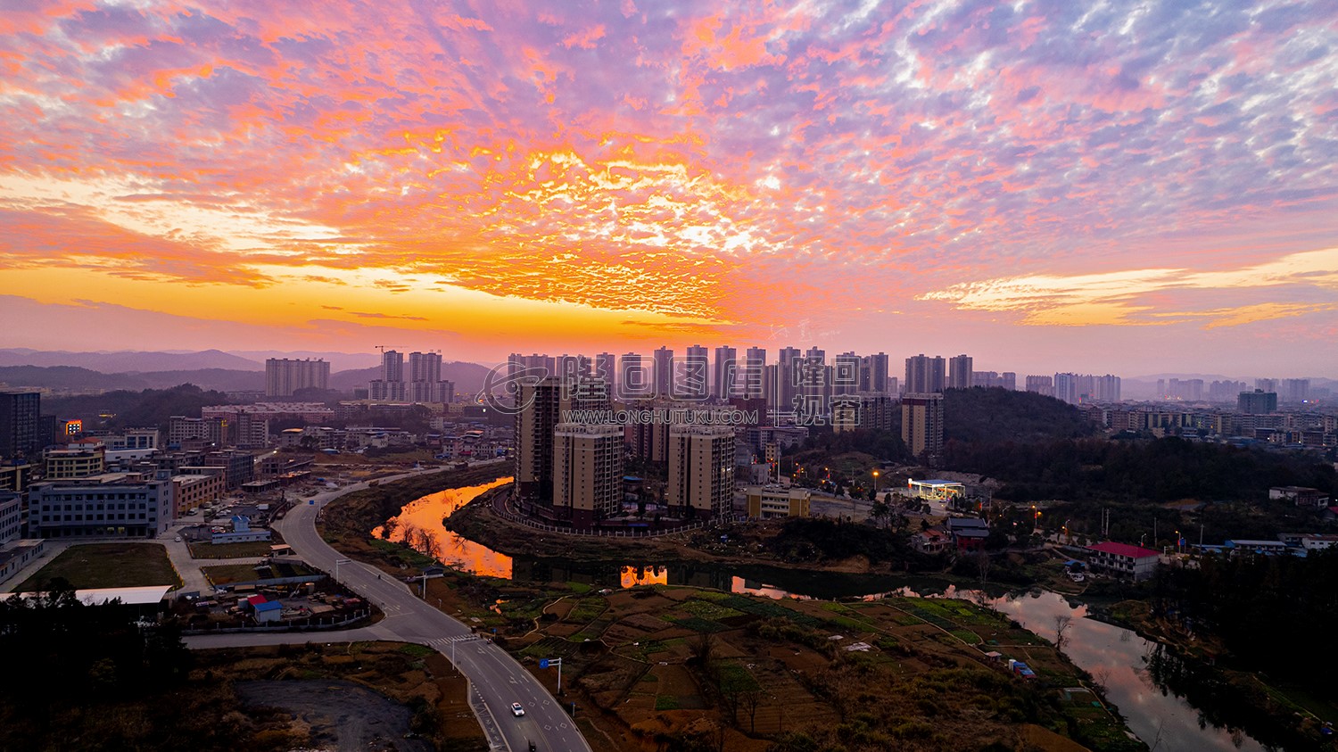 天水一色火烧云