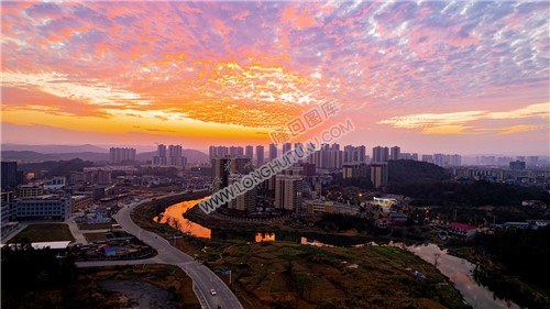 天水一色火烧云