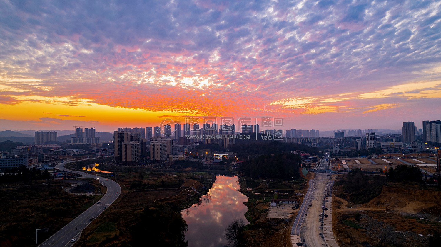 火烧云将天空染成一片火红色