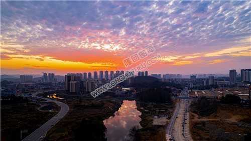 火烧云将天空染成一片火红色