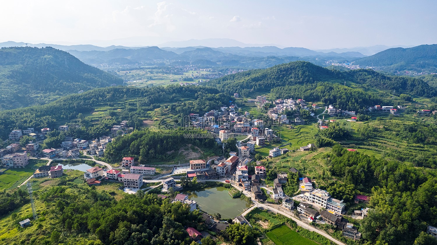 青源村部前面的池塘
