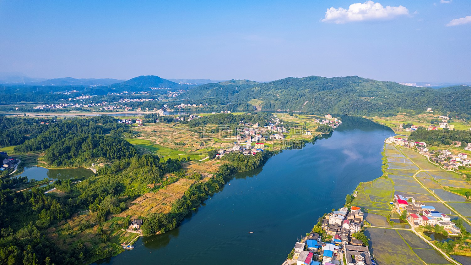 赧水河畔的村庄