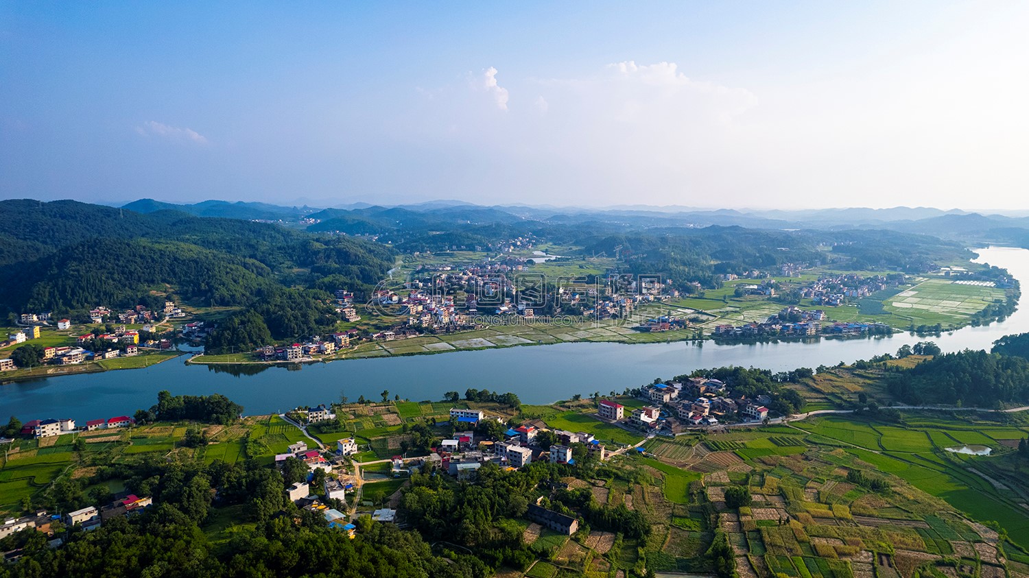 河对面的龙洲村