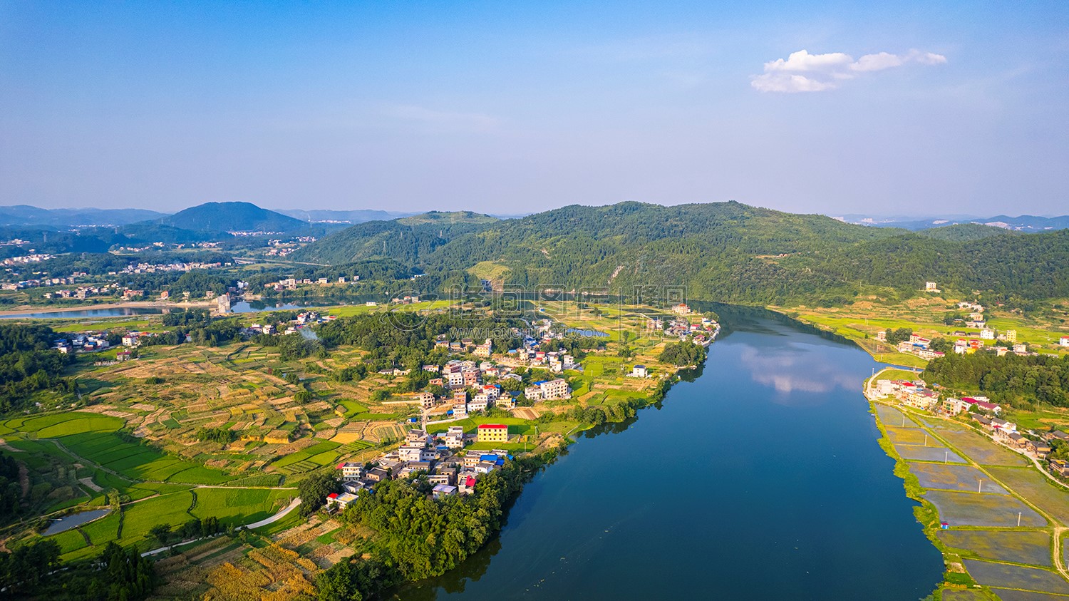 赧水河畔的天子山村与龙洲村