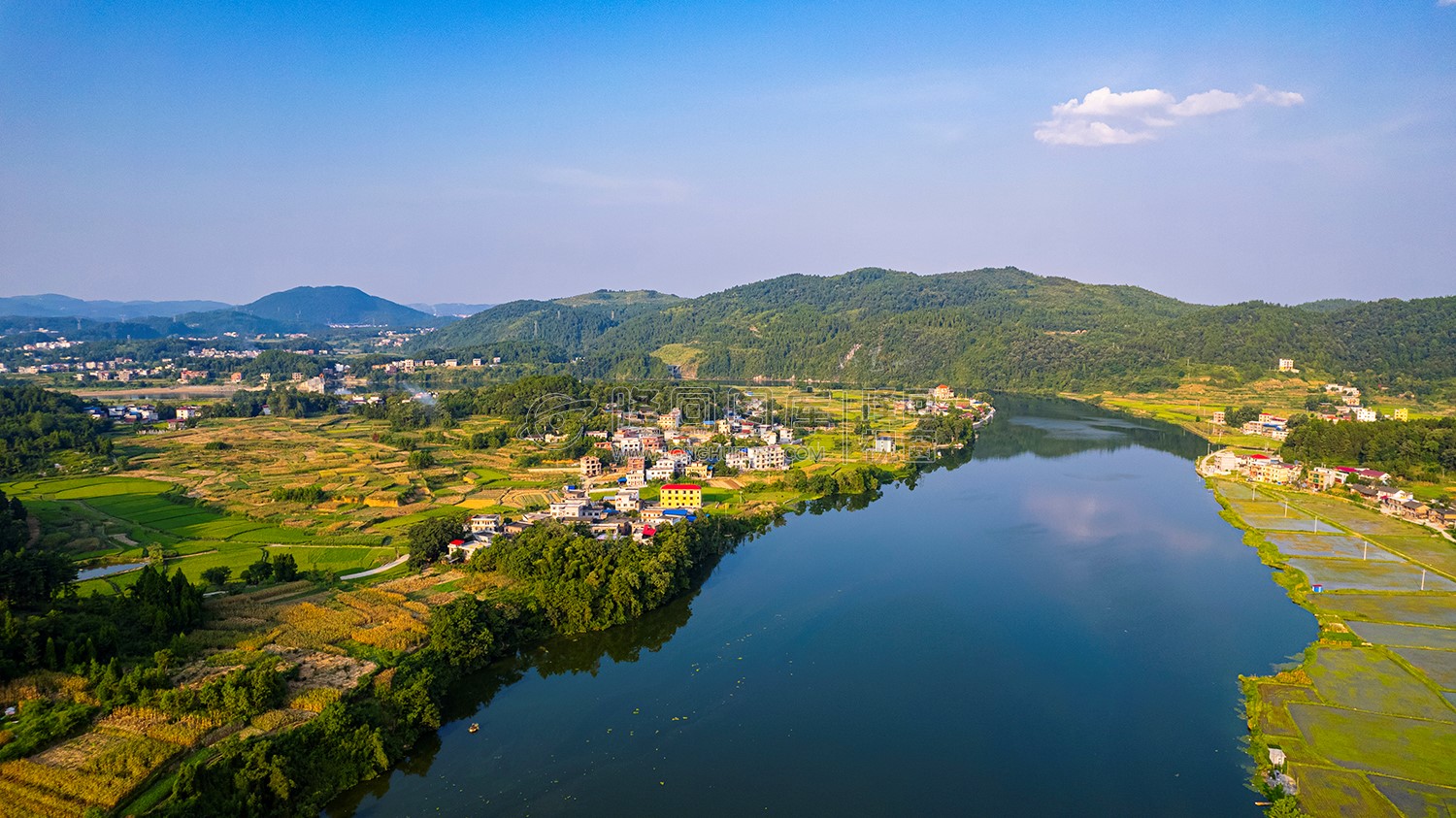 赧水河畔的天子山村与龙洲村