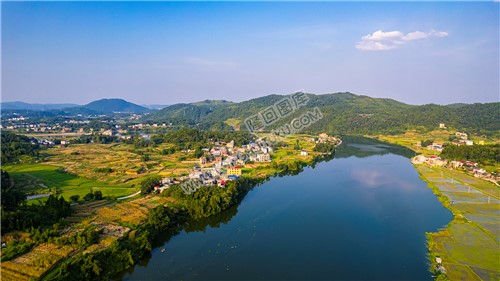赧水河畔的天子山村与龙洲村