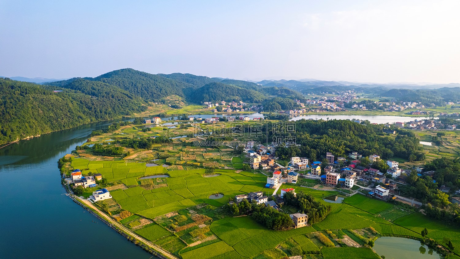 赧水河畔的天子山村