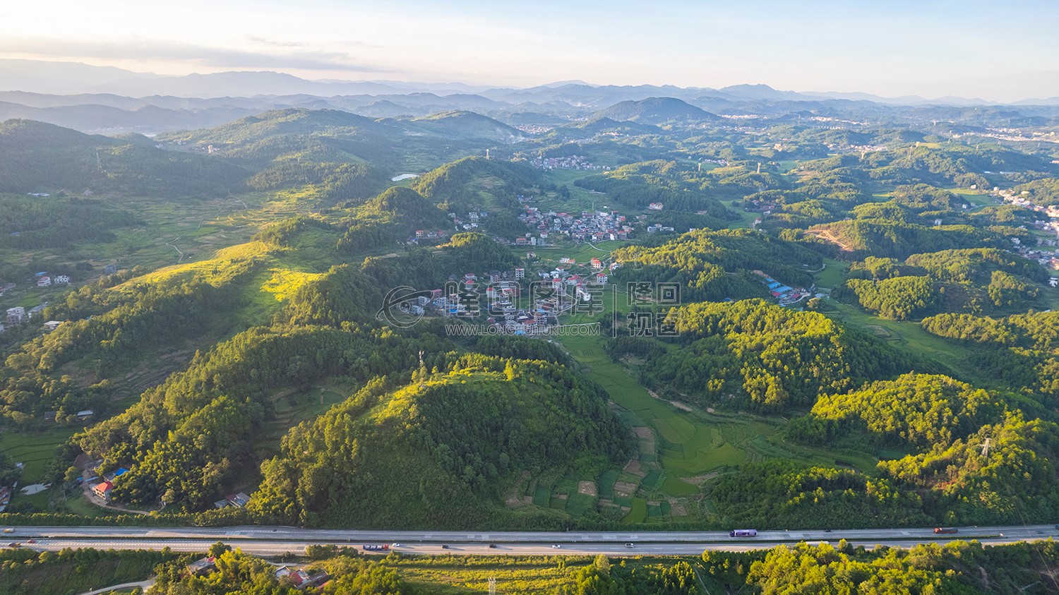 沪昆高速方向看葫芦冲村