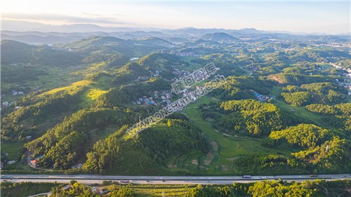 沪昆高速方向看葫芦冲村
