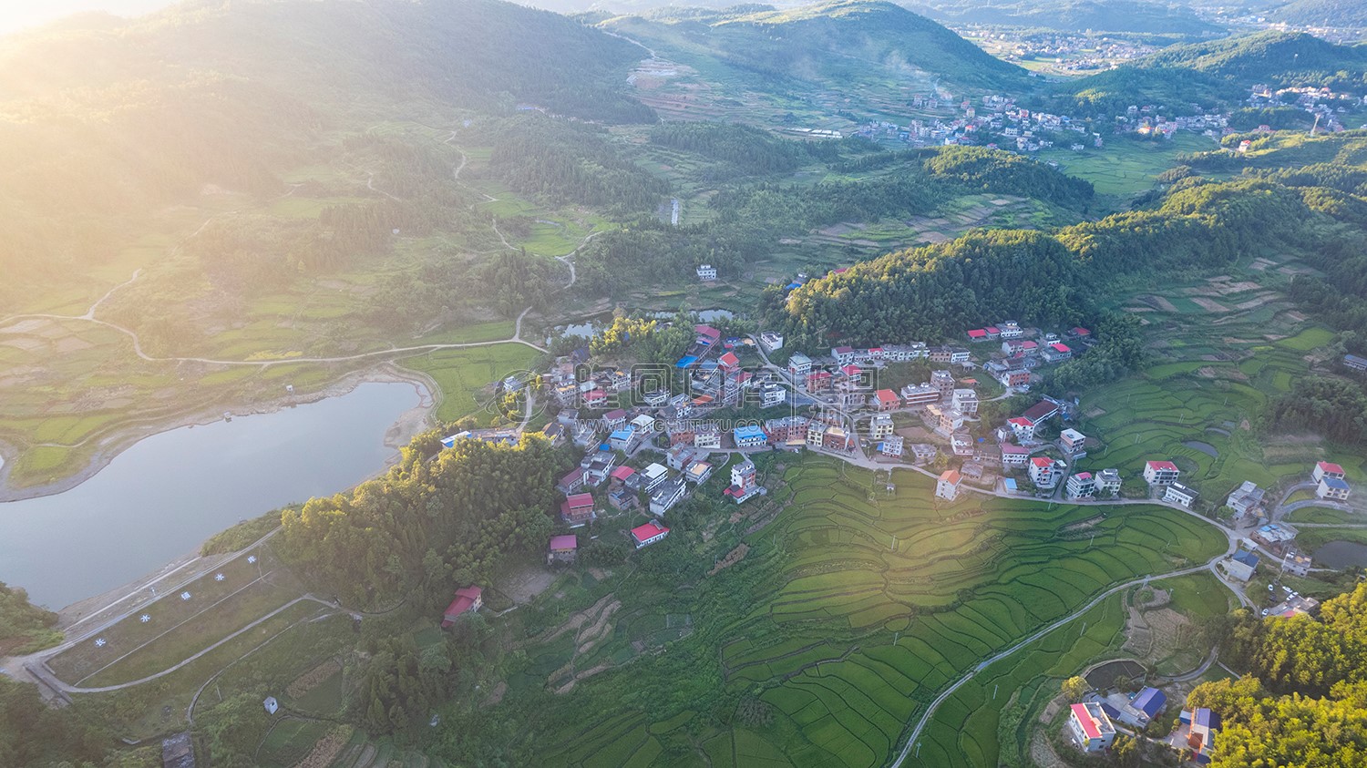 长水铺水库下的村庄