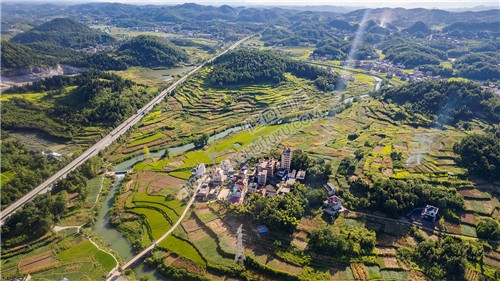 紫阳河流过村庄