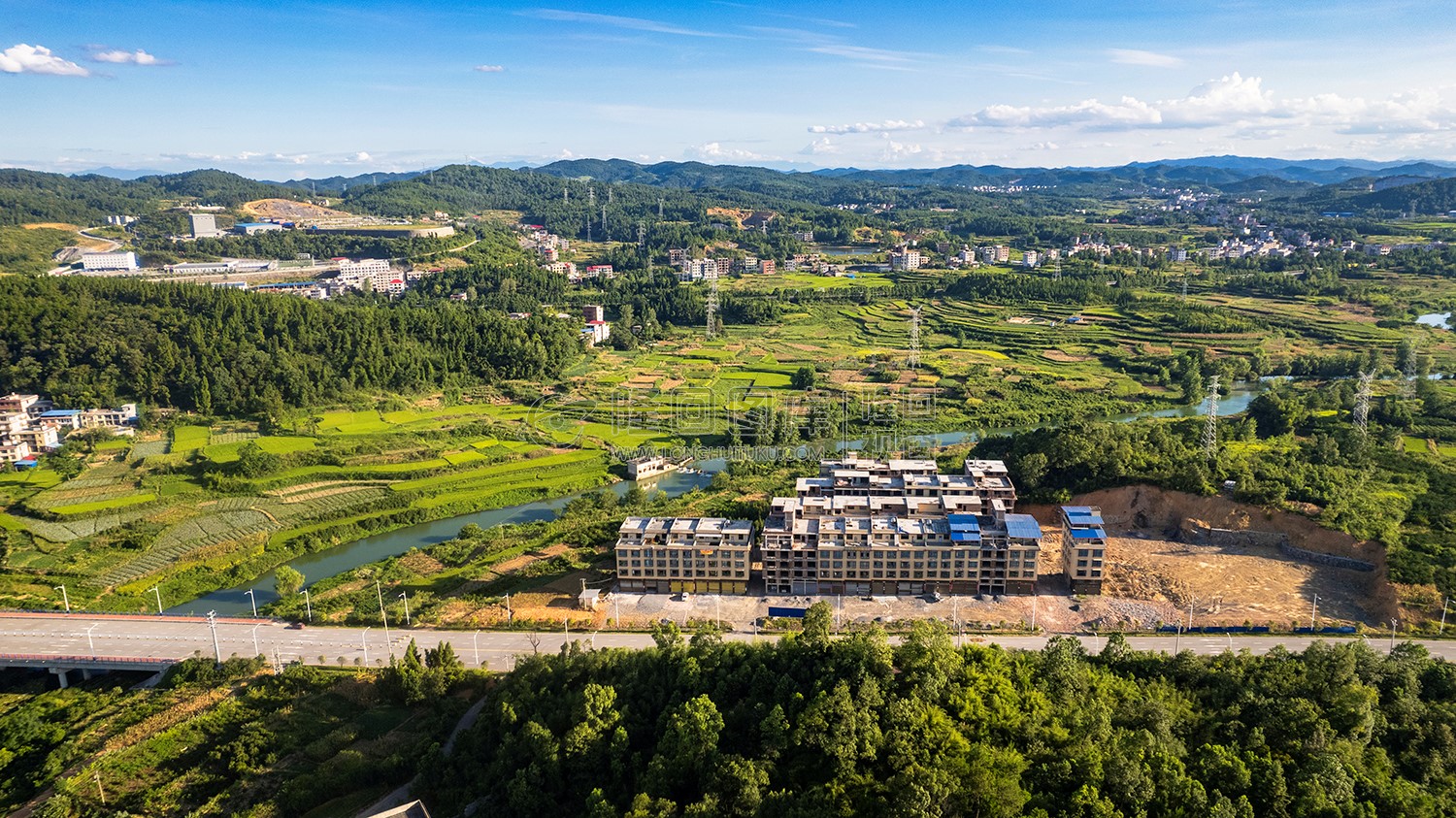 五里大桥旁的自建房