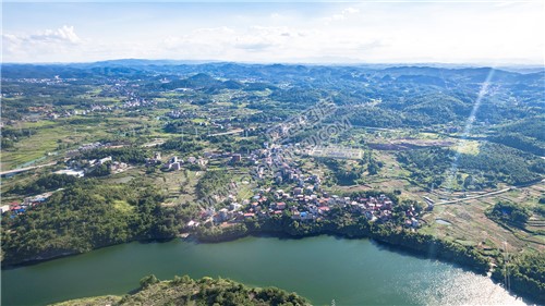 小江村赧水河畔