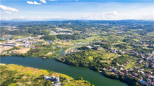 小江村赧水河畔