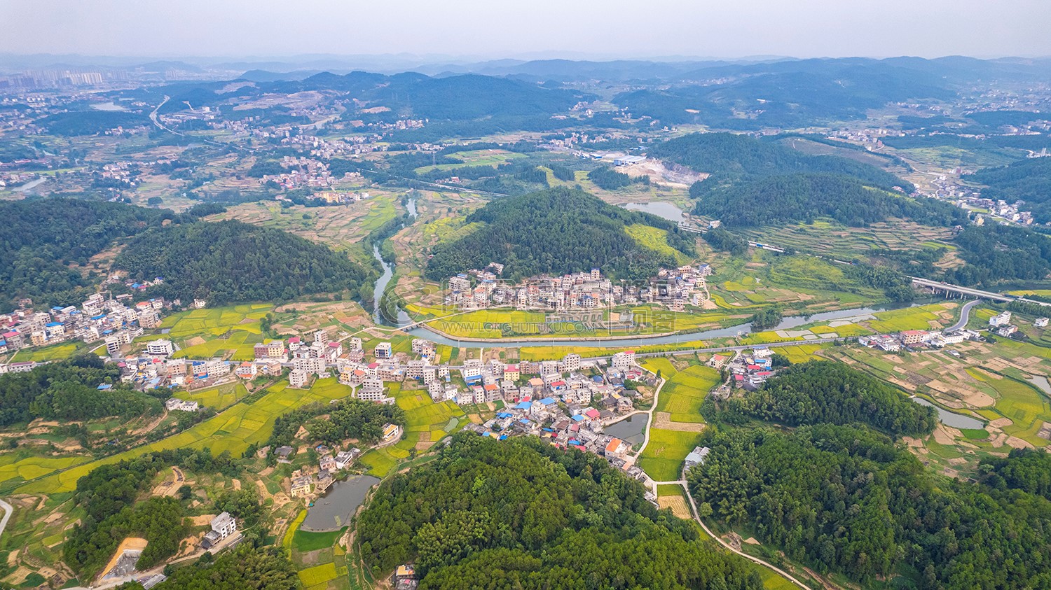 高空俯瞰优先村全景