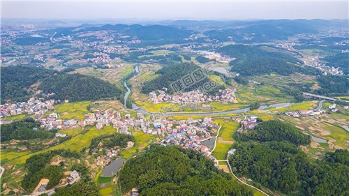 高空俯瞰优先村全景