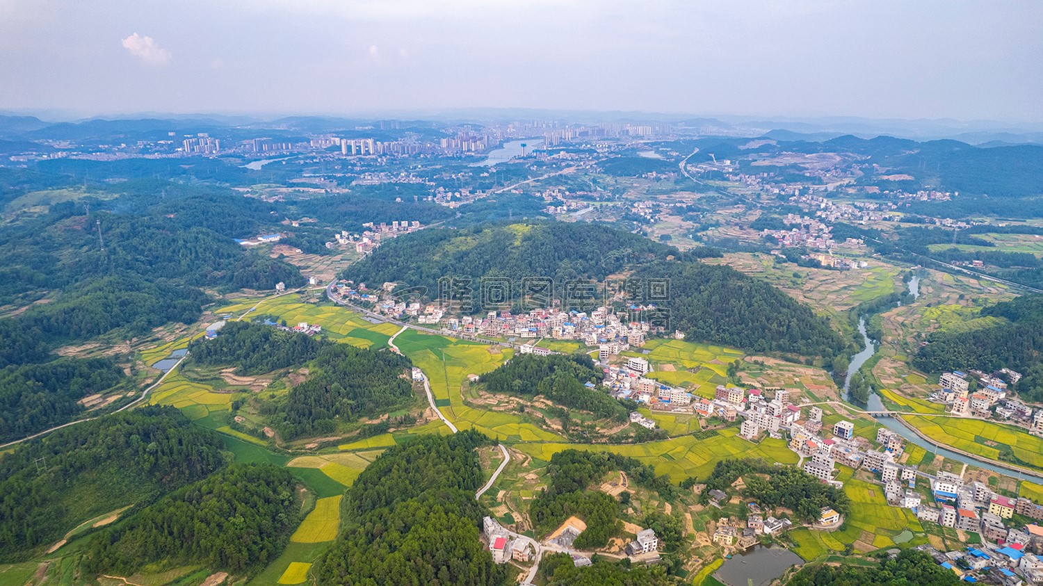 高空俯瞰优先村全景