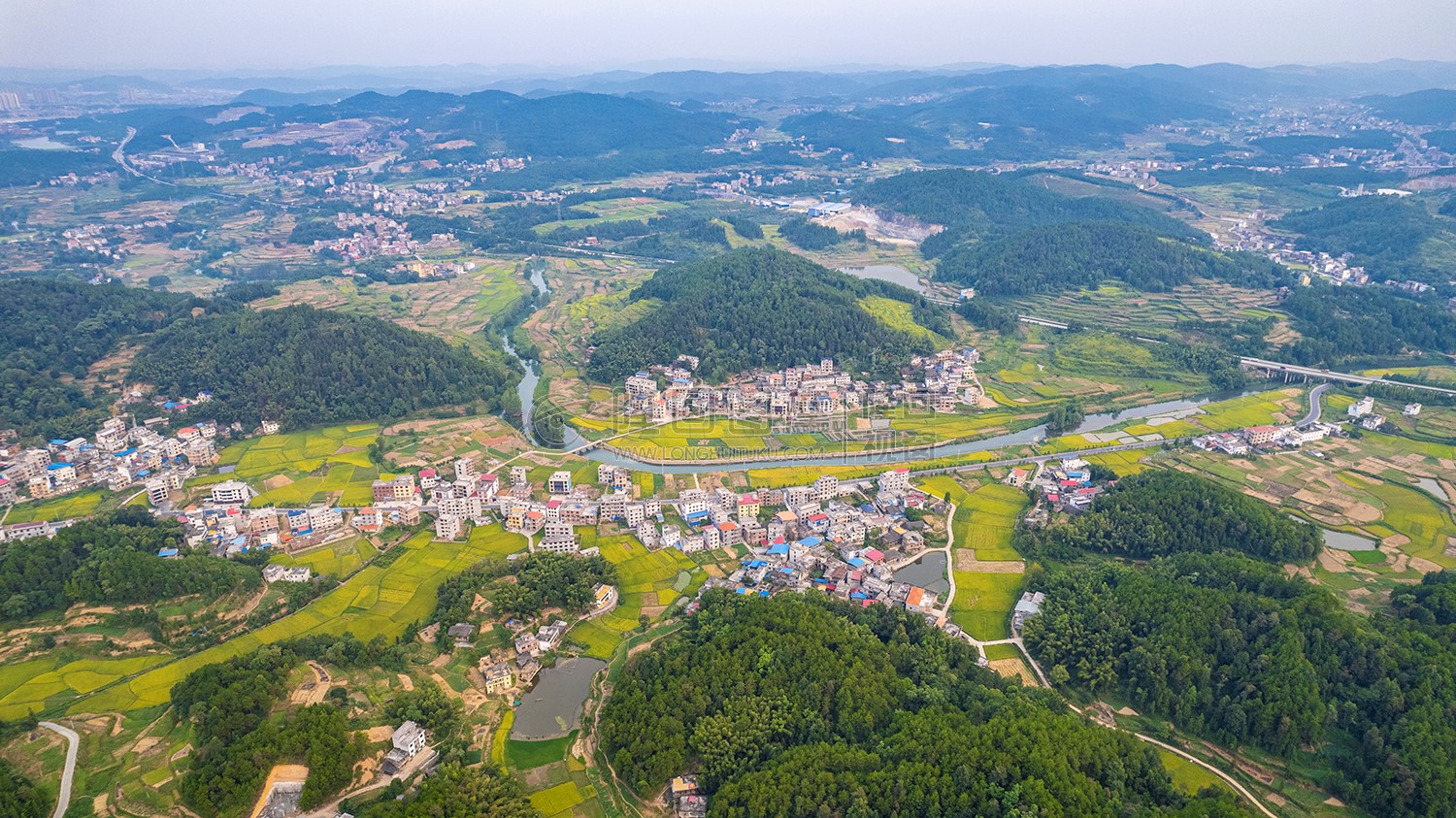 高空俯瞰优先村全景