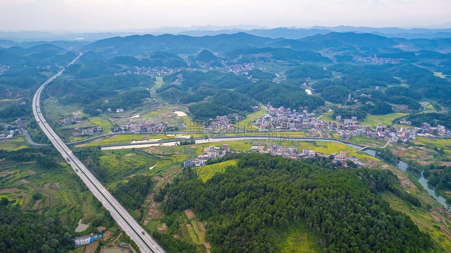 沪昆高速穿过村落