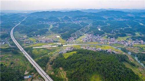 沪昆高速穿过村落