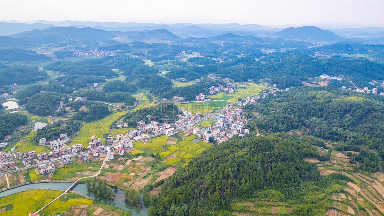 高空航拍优先村葫芦冲方向