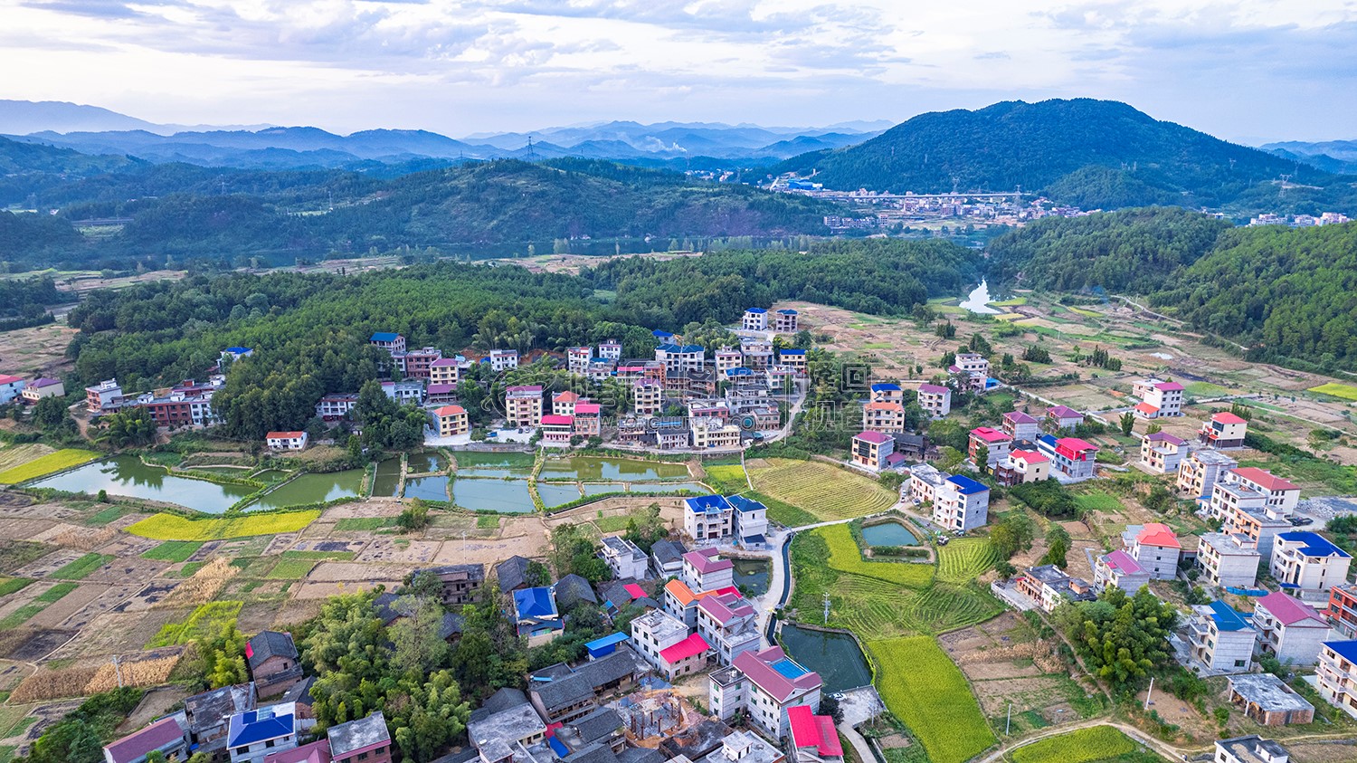 石梁村，梁家村和石塘村合并而成