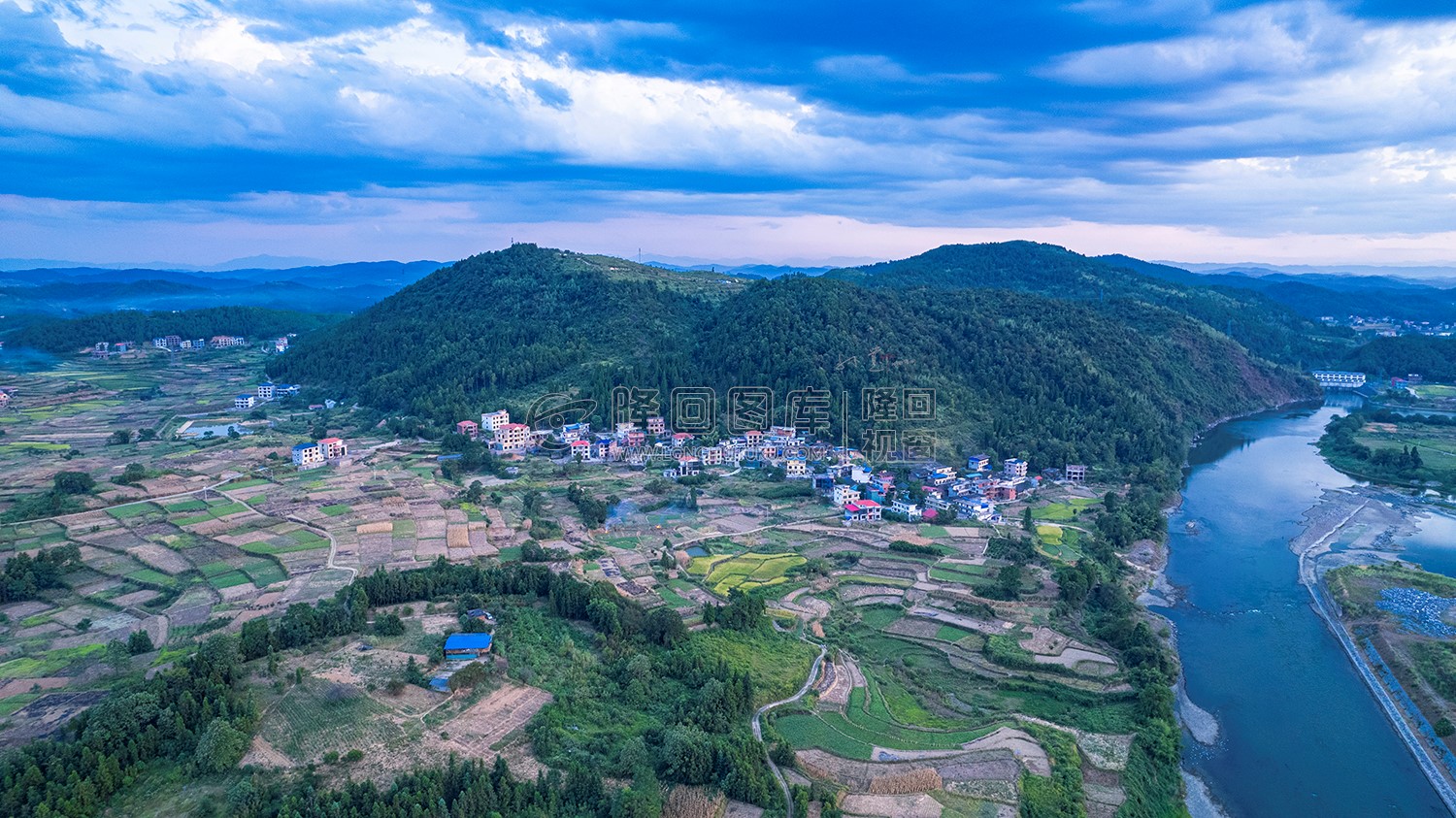 赧水河畔的石梁村