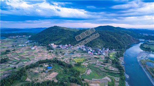 赧水河畔的石梁村